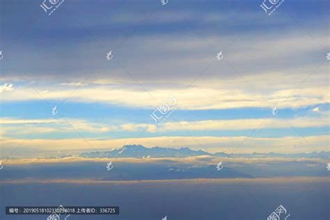 日落时在云层上方高山上的登山者剪影高清图片下载-正版图片504981261-摄图网