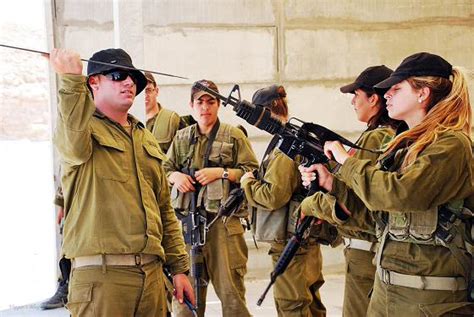 组图：以色列俏丽女兵训练像郊游--军事--人民网