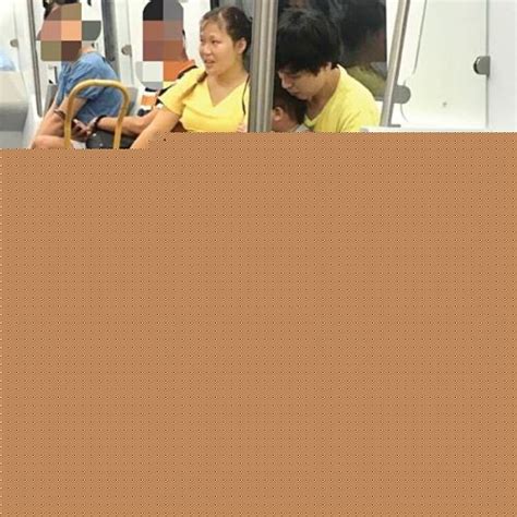 福州：地铁车厢内 男子竟抱娃把尿_福州新闻_海峡网