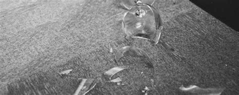 打碎玻璃瓶怎么处理 打碎玻璃瓶处理方法_知秀网