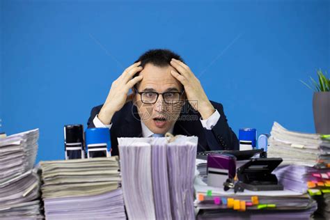 忙碌的劳累过度的商人雇员坐在桌旁高清图片下载-正版图片503933273-摄图网