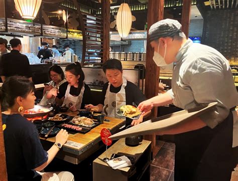 直击上海堂食现场：呷哺集团上海地区七成餐厅恢复堂食-蓝鲸财经