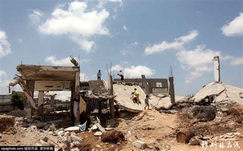 巴勒斯坦女孩废墟中寻找书本，收集一摞书后露出笑容_凤凰网视频_凤凰网