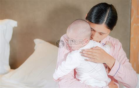 妈妈抱着宝宝安抚睡觉高清图片下载-正版图片501655630-摄图网