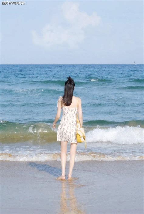 《袁冰妍》身穿吊带连衣裙，海边照片-搜狐大视野-搜狐新闻