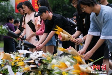 重庆西南大学师生在袁隆平雕像前献花哀悼