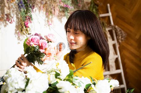 向花店附近的顾客赠送美丽的鲜花束高清图片下载-正版图片505490107-摄图网