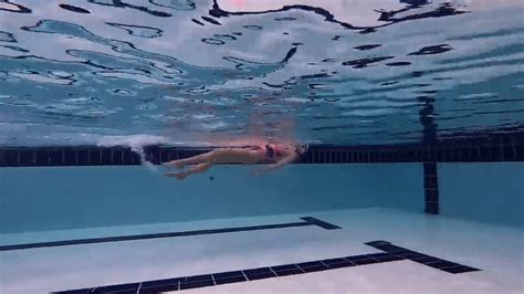 游泳转身教学视频：美女教练游泳转身技术动作示范