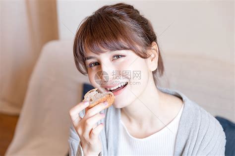 居家女性吃早餐高清图片下载-正版图片501162015-摄图网
