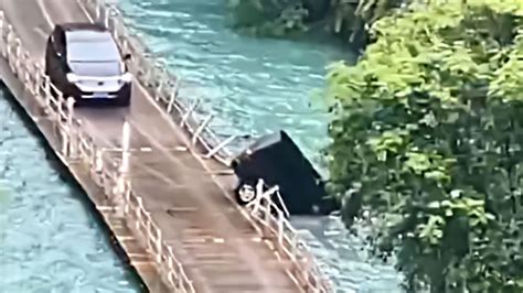 湖北恩施事故网红浮桥承建方回应项目安全性：出车祸不能怪修路的