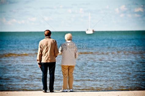 老夫妇在海边看船海高清图片下载-正版图片502714606-摄图网