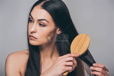 沮丧的黑发女孩梳头发望高清图片下载-正版图片503370088-摄图网