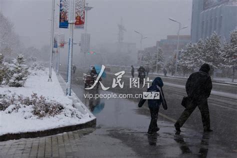 新疆阿勒泰地区富蕴县出现雨雪天气-人民图片网