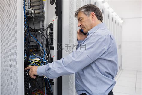 技术人员在维修服务器时打电话高清摄影大图-千库网