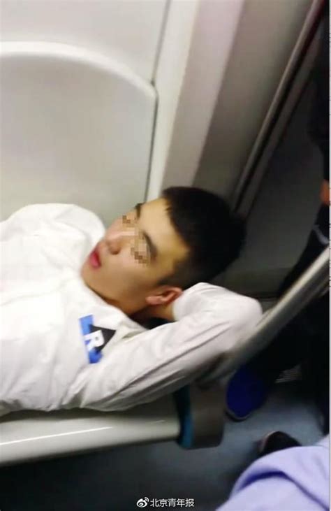 地铁也霸座？北京地铁早高峰一男子躺占4个座(图)