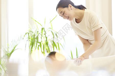 美容院身体护理的spa技师高清图片下载-正版图片502201802-摄图网