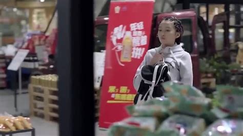 孙红雷系列：彭佳禾超市偷东西被抓，慌忙中掉了一地，被当场抓获_新浪新闻