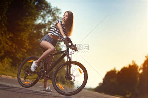 户外骑行运动的女孩图片-海边骑自行车的美女素材-高清图片-摄影照片-寻图免费打包下载