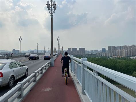 2023明发滨江新城北游玩攻略,桥上对于骑车者一点儿也不友... 【去哪儿攻略】