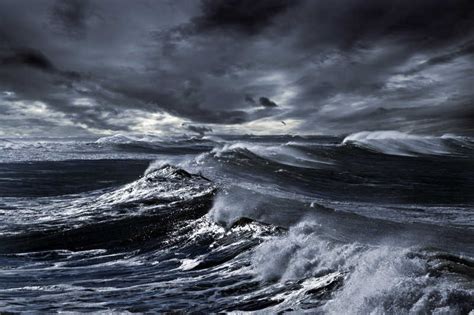 大风大浪图片-乌云密布下海洋里的大风大浪素材-高清图片-摄影照片-寻图免费打包下载