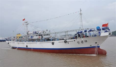 中国远洋渔业公司接受护航的小型渔船_新浪图集_新浪网