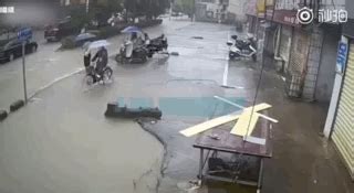 女子连人带车跌入水坑，众路人出手相救！这位好心大哥的动作亮了_ 视频中国