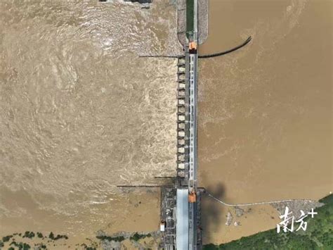 洪水过后，爱心企业为清城区飞来峡一中捐赠救灾复课物资