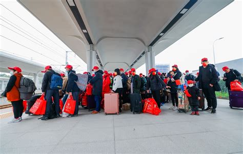 C视频丨手牵手返岗路 自贡150名农民工乘坐免费高铁到广州_四川在线