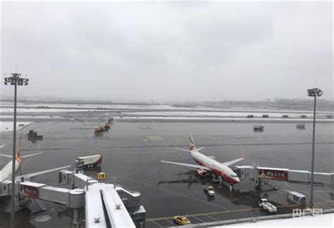 强降雪来袭 乌鲁木齐国际机场有序保障航班通行-中国网