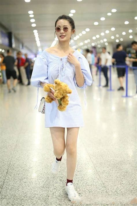 李沁机场遇粉丝大方摆姿势，网友却只关心她的裤子|李沁|机场|裤子_新浪新闻