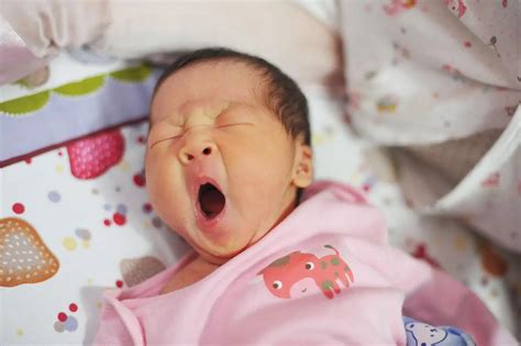 婴儿多长时间喂一次奶（为什么吃母乳的宝宝半夜频繁醒来）-幼儿百科-魔术铺