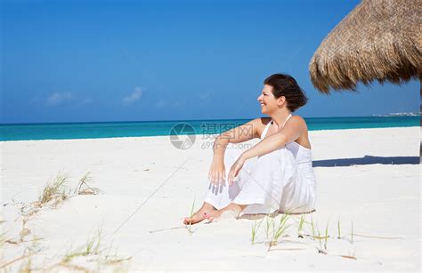 在海滩上快乐的女人自由女性天堂阳光享受天空旅行微笑娱乐中年高清图片下载-正版图片321372050-摄图网