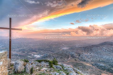 croce sulla vetta di una montagna al tramonto — Foto Stock ...