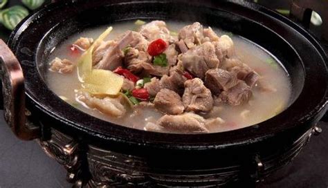 炖羊肉汤时，千万别直接下锅炖，学会这个配方和妙招，羊肉无膻味