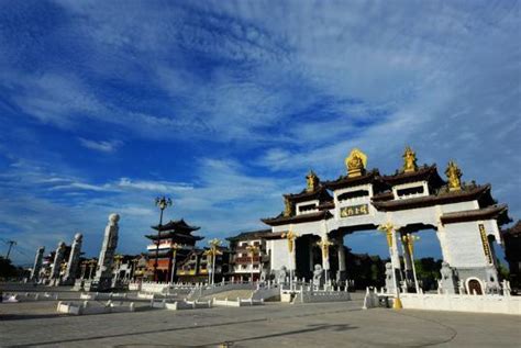 镇平石佛寺飞跃国际玉城大门_3840X2160_高清视频素材下载(编号:8710060)_实拍视频_光厂(VJ师网) www.vjshi.com