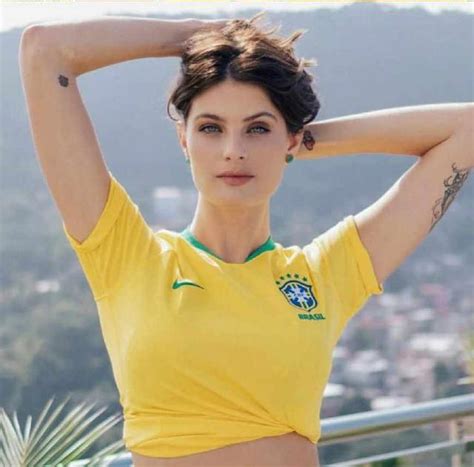 巴西美女名模吉赛尔·邦辰性感强势牛仔套装系列写真套图_欧美明星_3g壁纸