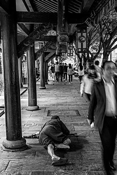 街头乞丐摄影高清图片 - 爱图网设计图片素材下载