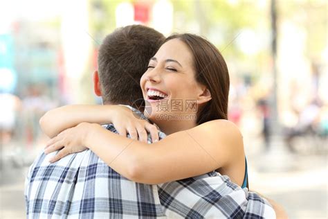 快乐的情侣或朋友在街上拥抱高清图片下载-正版图片304508518-摄图网