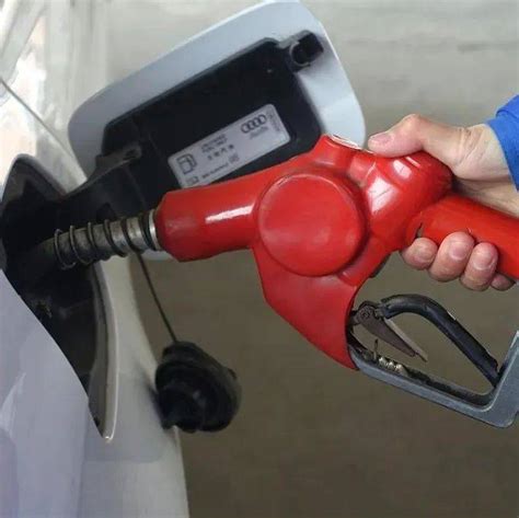 油价七连涨后，4月份成品油调价或在迎来大幅下降，期待......._油价迎7连涨_退税_汽柴油