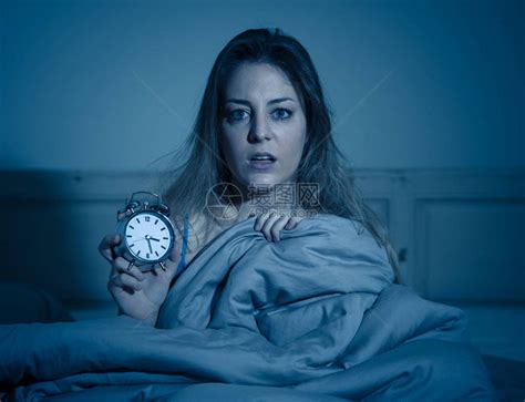 失眠和绝望的美丽白种女人晚上醒来无法入睡高清图片下载-正版图片506143770-摄图网