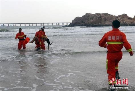 开屏新闻-汤加海啸前拍照，3人被海浪卷走？