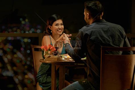幸福的情侣晚上在餐厅约会高清图片下载-正版图片502571897-摄图网