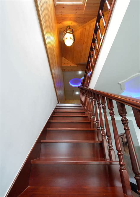 2013中式风格别墅室内实木楼梯护栏装修效果图 – 设计本装修效果图