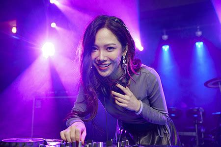 年轻夜店女DJ演出高清图片下载-正版图片507695425-摄图网
