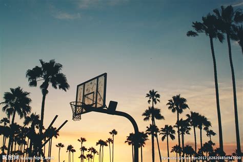 街头篮球运动员在球场上表演巨大的灌篮高清摄影大图-千库网