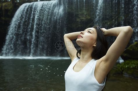 站在小溪边享受瀑布的女人在舒展身体高清图片下载-正版图片502071672-摄图网