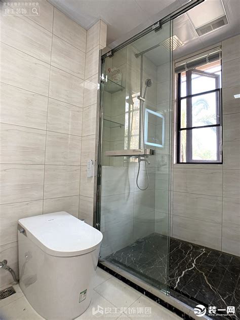 卫生间以简单清爽为主，淋浴房选用了黑色大理石拉槽设计，洗澡时脚下不会有水渍，非常安全-家居美图_装一网装修效果图