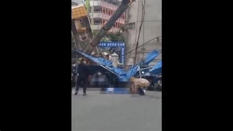 广西钦州一中学附近吊车侧翻，两名学生被砸受伤_七环视频_澎湃新闻-The Paper