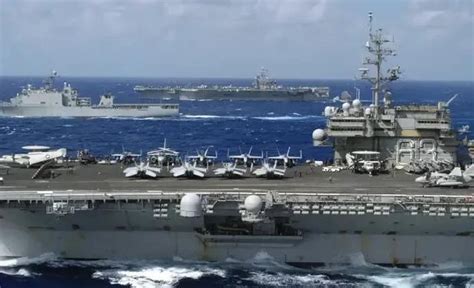 美小鹰号航母驶离日本横须贺执行最后一次任务 - 美国军事 - 全球防务