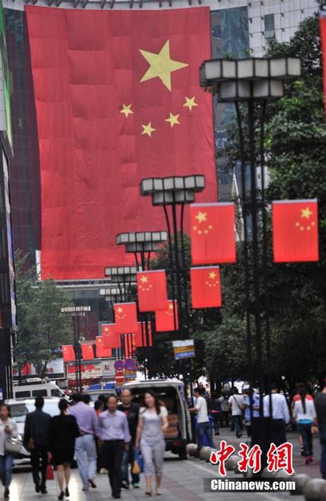 重庆高楼悬挂近600平米巨型国旗迎国庆